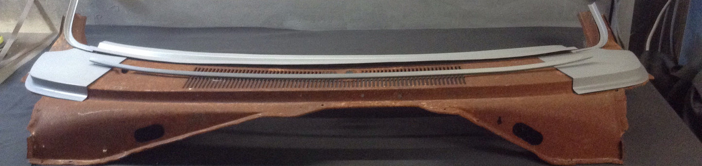 VALIANT VH -CM WINDSCREEN CHANNEL