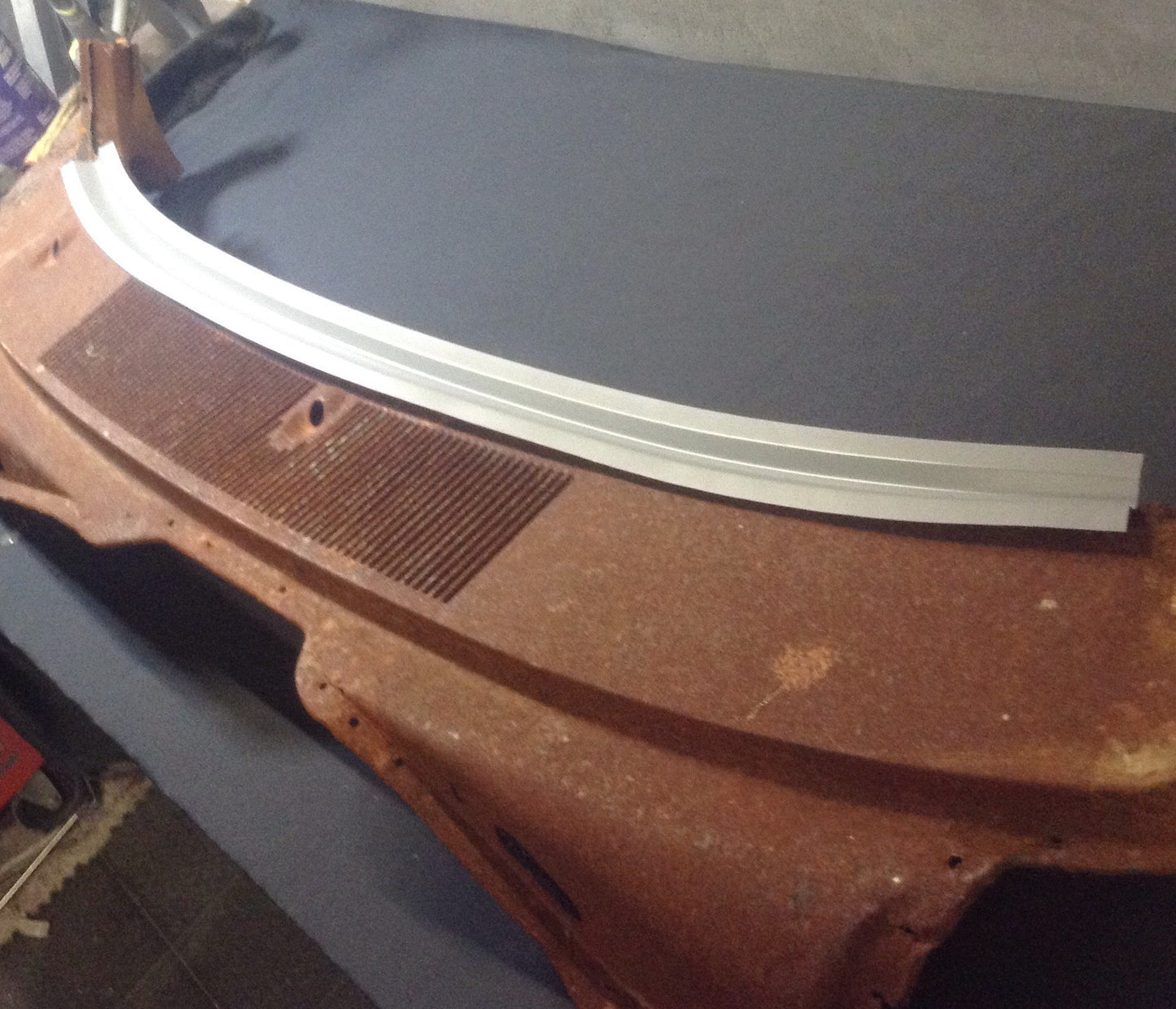 VALIANT VH -CM WINDSCREEN CHANNEL